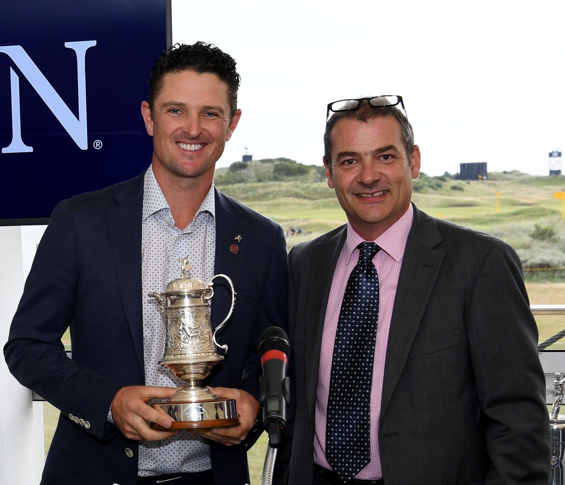 Iain Carter hands Henrik-Stenson his AGW Golfer-of-the-Year-award. Image Dave Cannon.